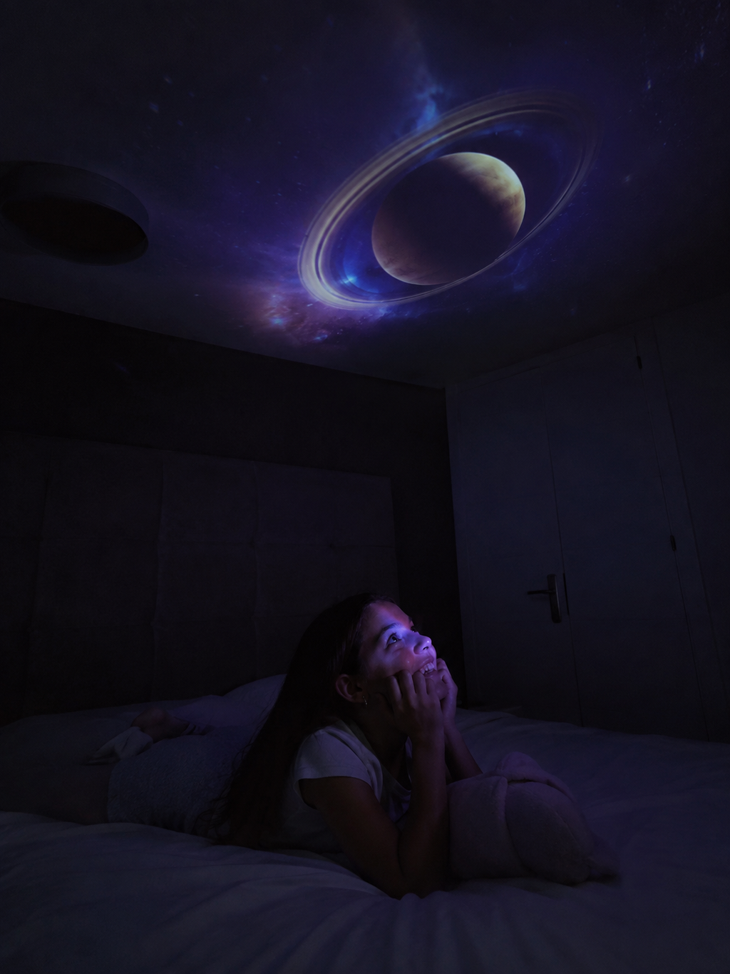 Detalle del proyector de galaxia con luces y colores de proyección