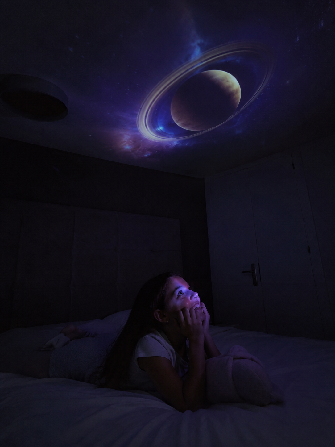 Detalle del proyector de galaxia con luces y colores de proyección